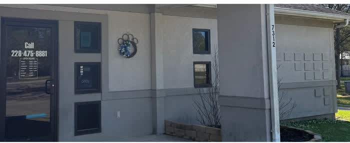 The front entrance of Escatawpa Animal Clinic on Hwy 613